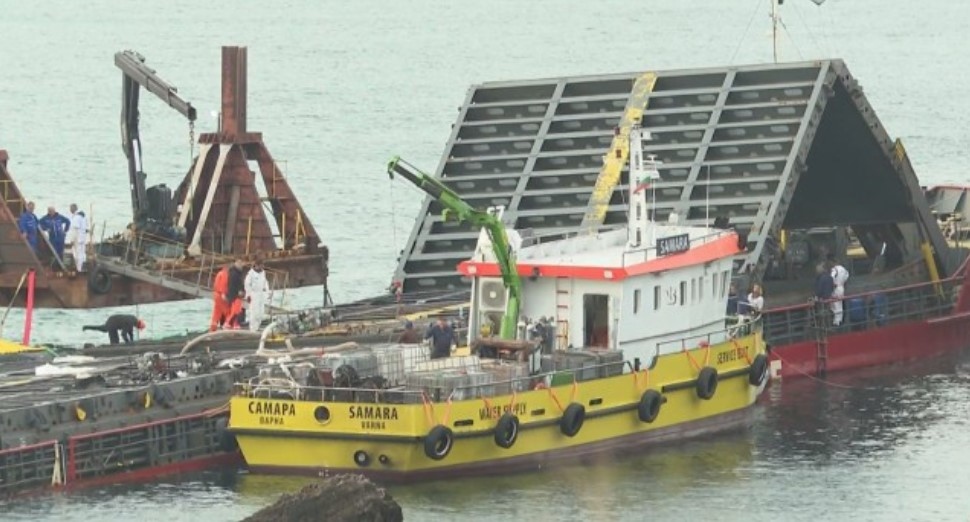 Около 800 т са разтоварени до момента от заседналия кораб